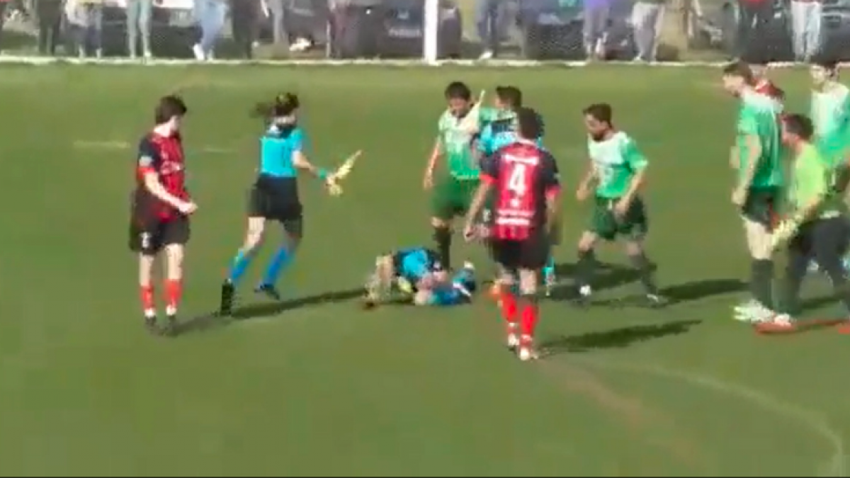 Video: Árbitra recibe brutal golpe de parte de un jugador; enfrenta demanda penal