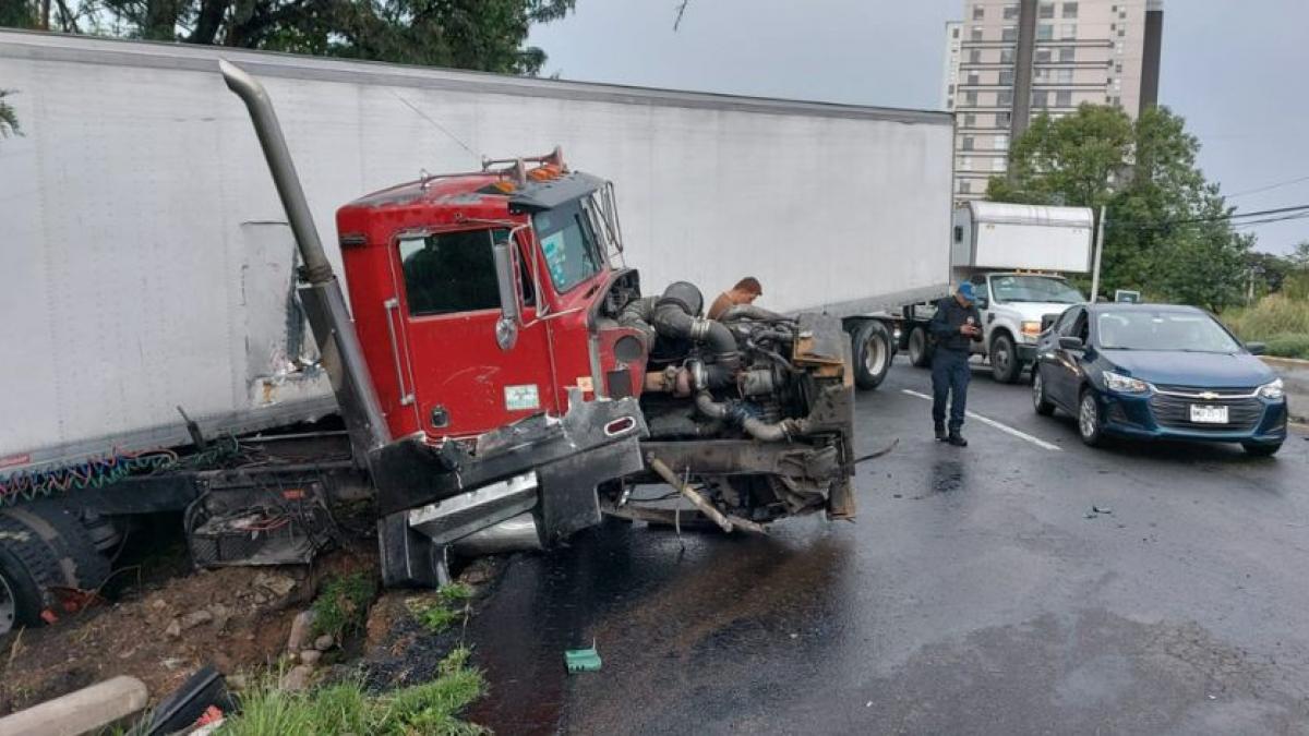 Tráiler se impacta contra 3 vehículos en la carretera México-Toluca