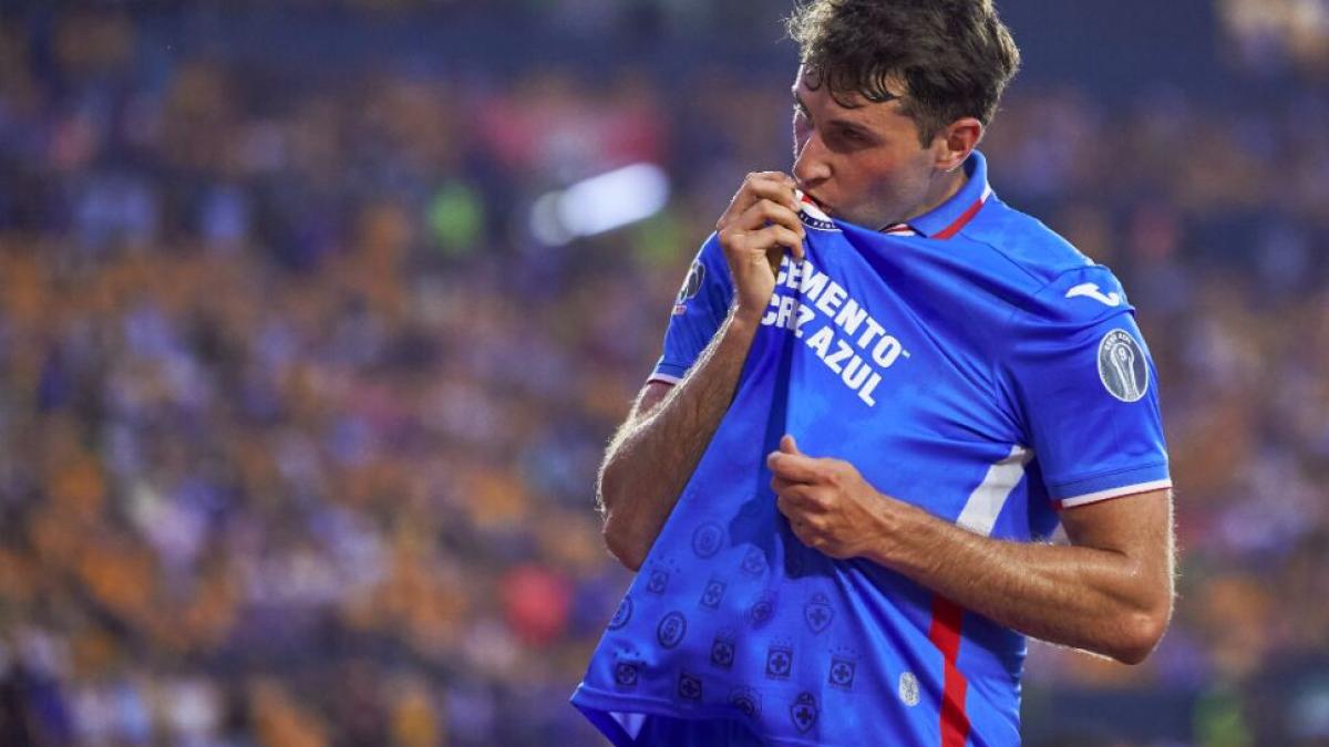 CRUZ AZUL: Santiago Giménez le regala medalla de campeón a aficionado de La Máquina