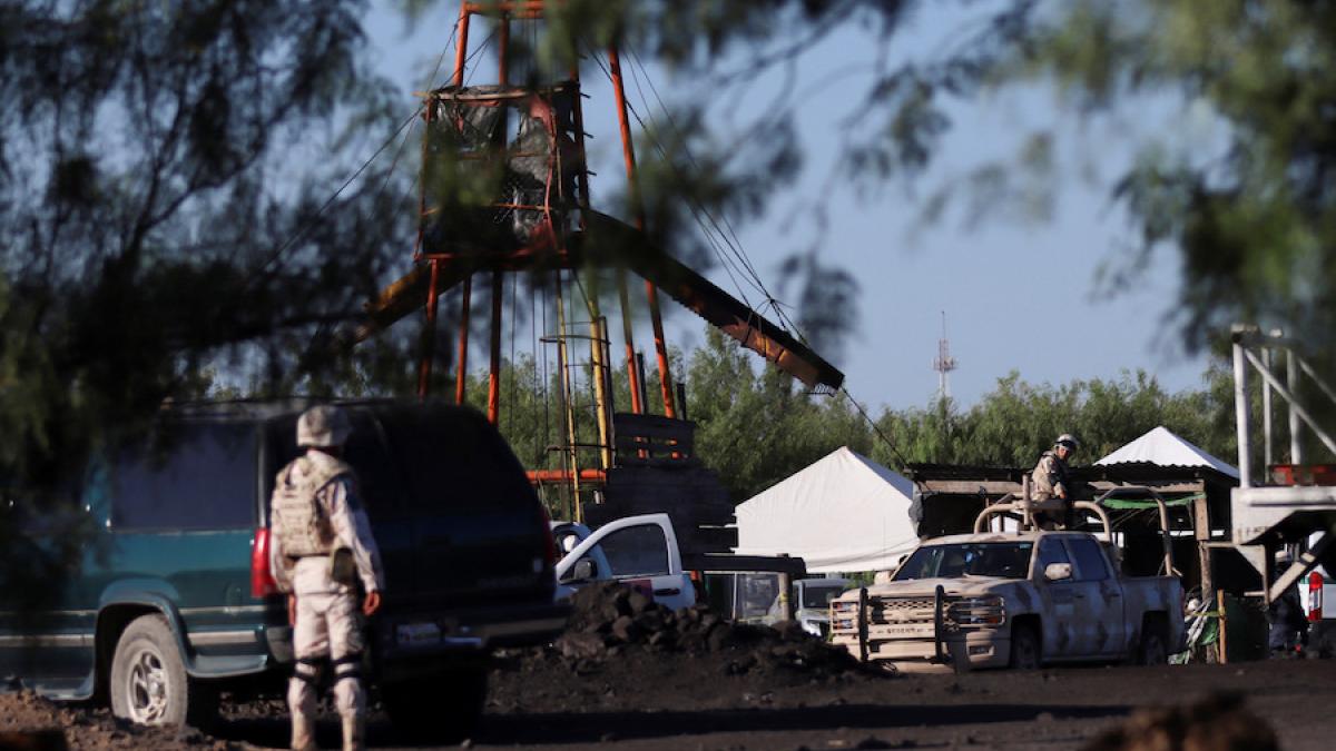 Prioridad absoluta, rescate de mineros atrapados en Coahuila: STPS