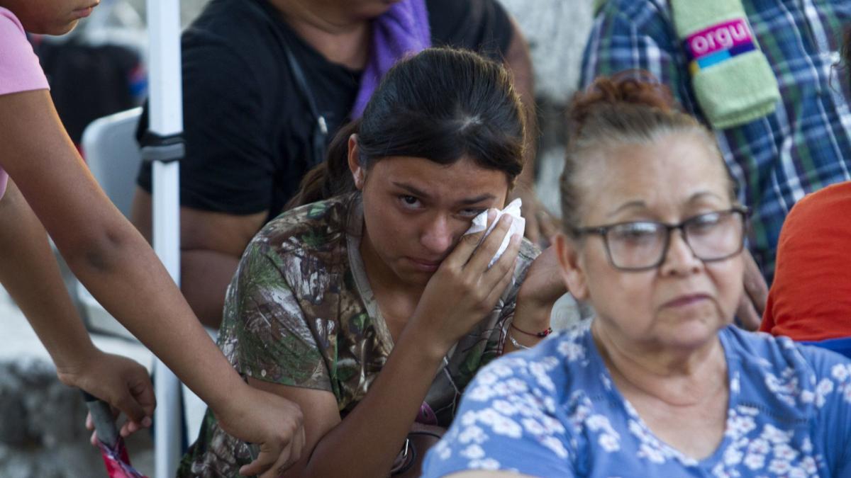 Familiares de mineros esperan milagro