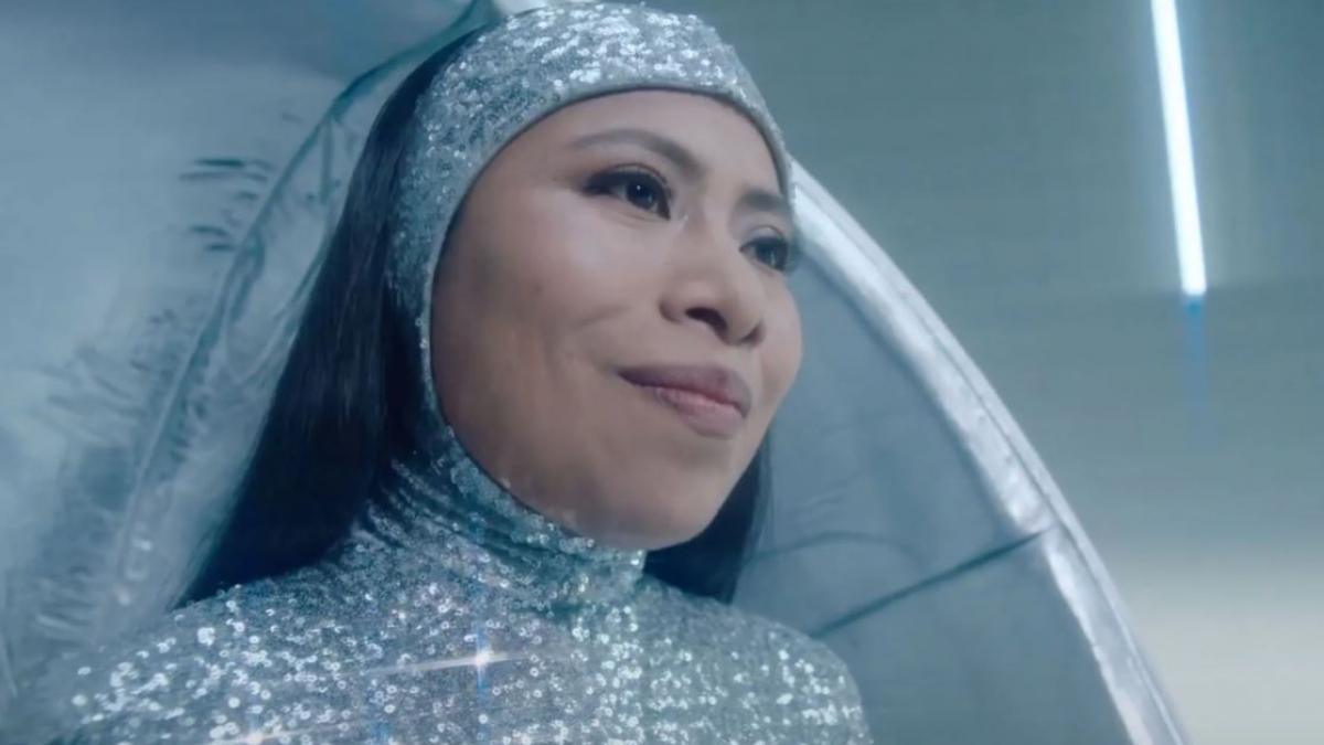 Yalitza Aparicio impacta con look galáctico en el tráiler de "Los Espookys" de HBO