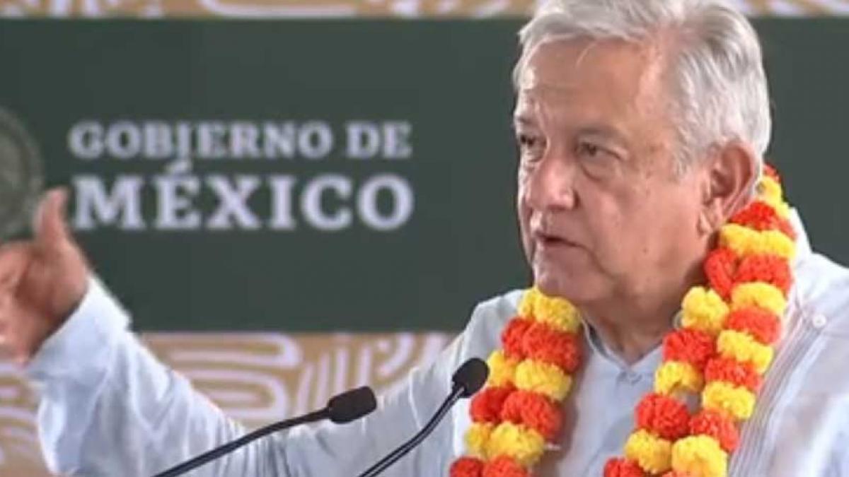 AMLO ofrece firmar título y plaza en el gobierno a egresados de las Universidades del Bienestar