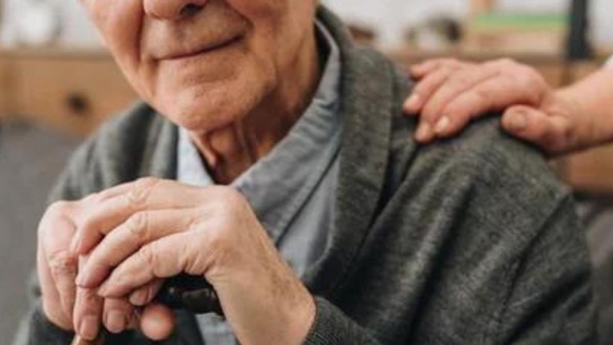 Abuelito de 92 años da emotivo mensaje a su nieto al enterarse que es gay: "queremos que seas libre" (AUDIO)