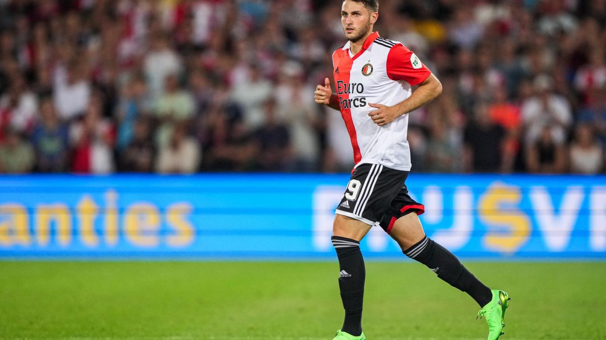 VIDEO: Aficionados del Feyenoord rinden gran ovación a Santiago Giménez en su debut en la Eredivisie