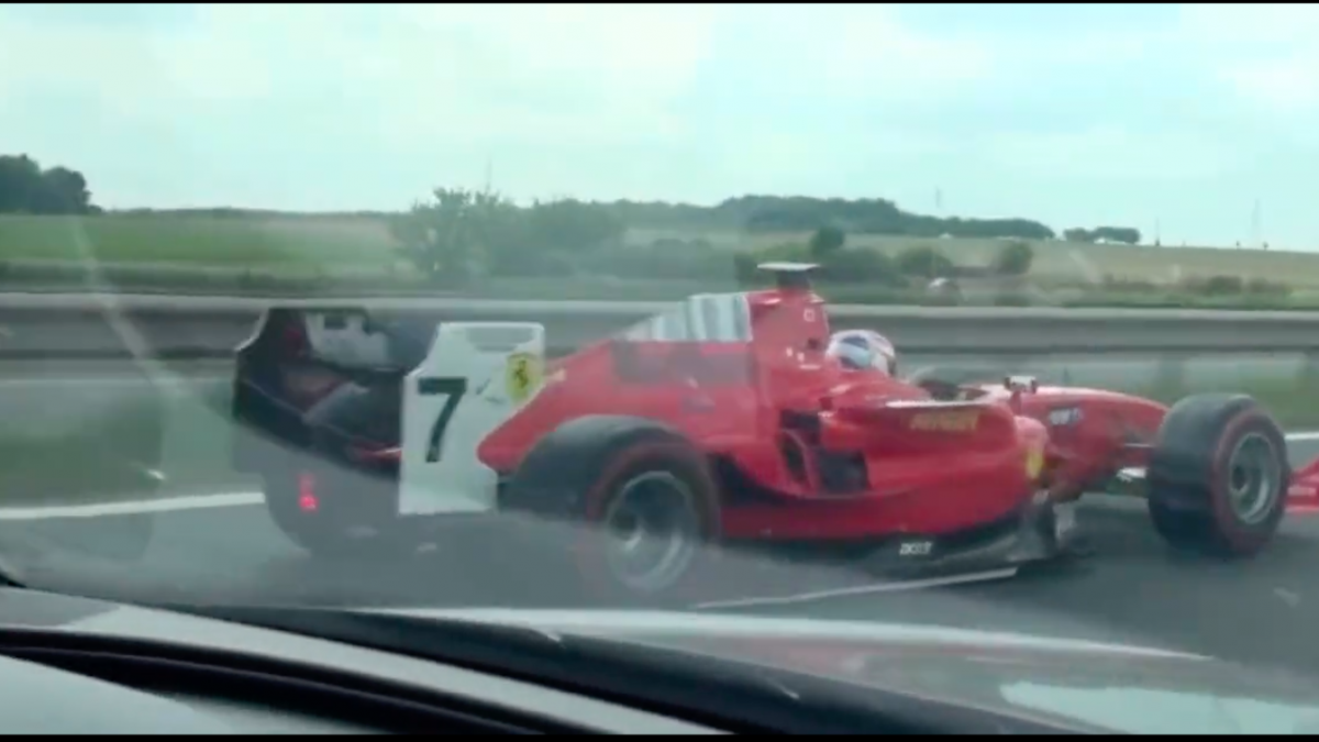 F1 | VIDEO: ¡DE LOCOS! Así impone un increíble carro GP2 en plena carretera