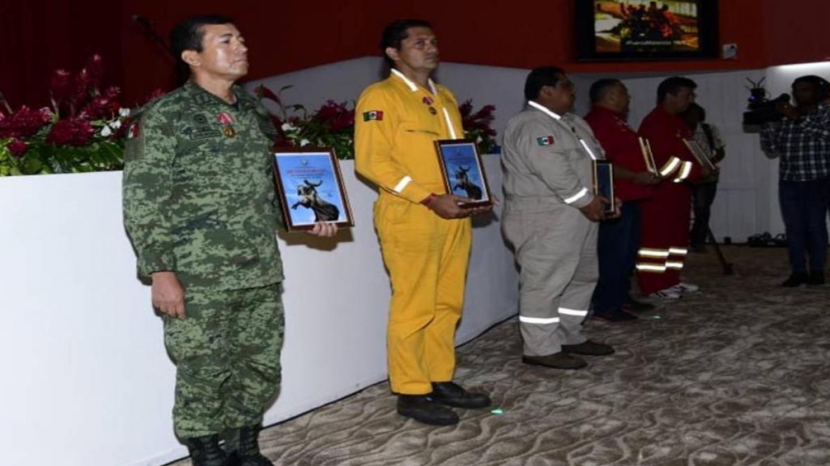 Cuba condecora a delegación mexicana por ayuda contra incendio en refinería de Matanzas (FOTOS)