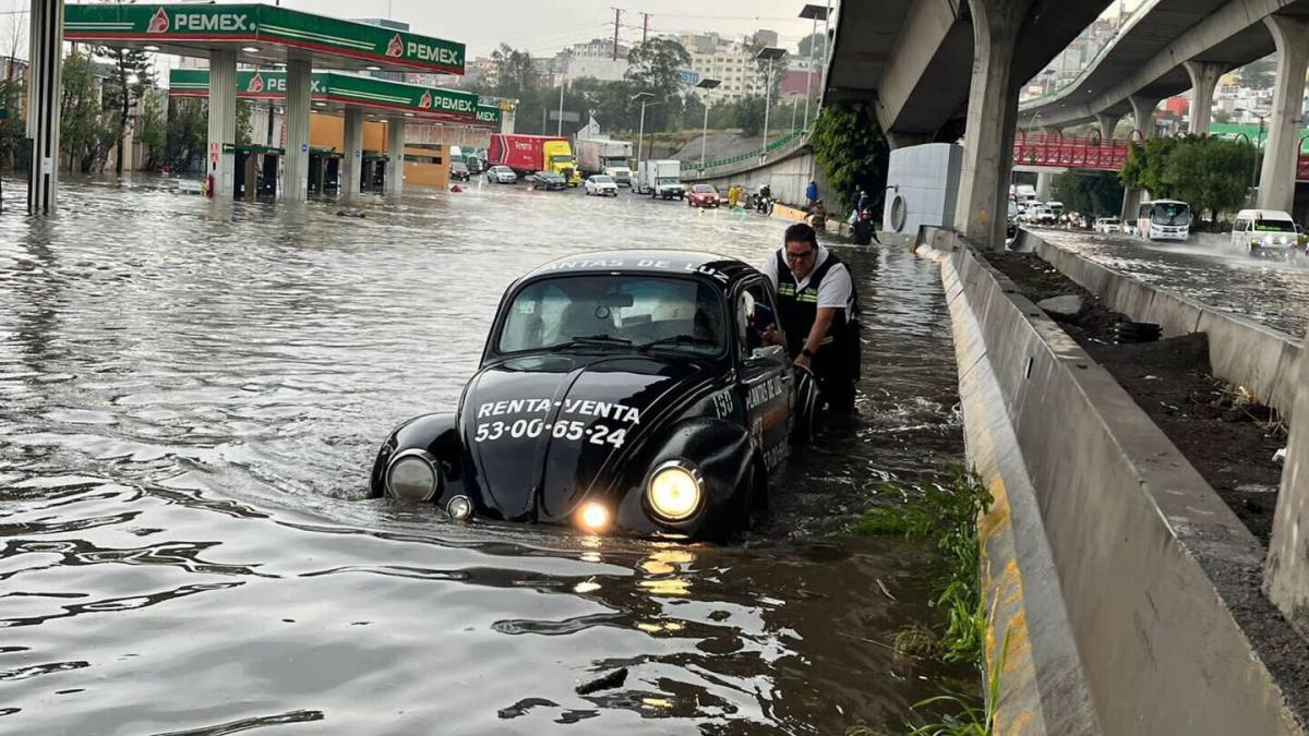 Vehículo queda varado en Periférico Norte por fuertes lluvias; inundaciones afectan vialidades