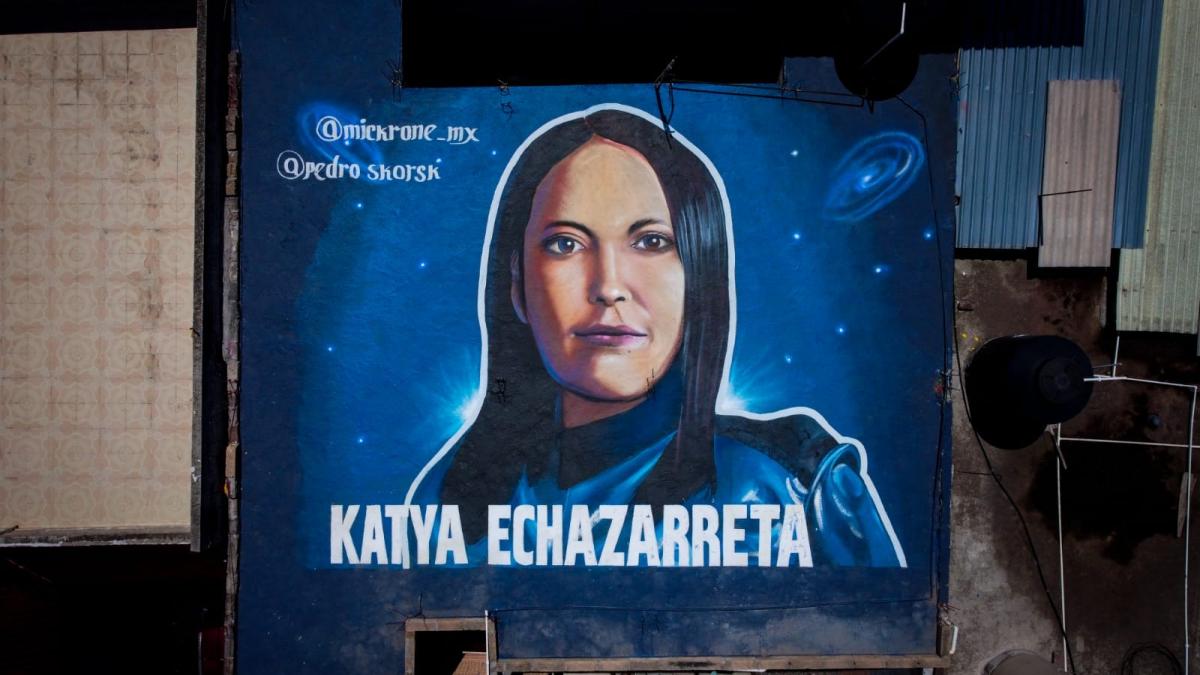 Pintan mural de Katya Echazarreta en Iztapalapa; se puede ver desde el Cablebús