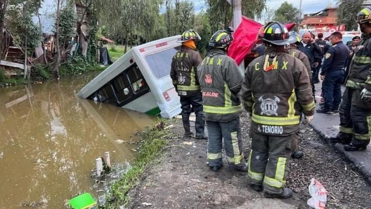 Extinguirán rutas 81 y 36 tras caída de microbús en canal de Xochimilco