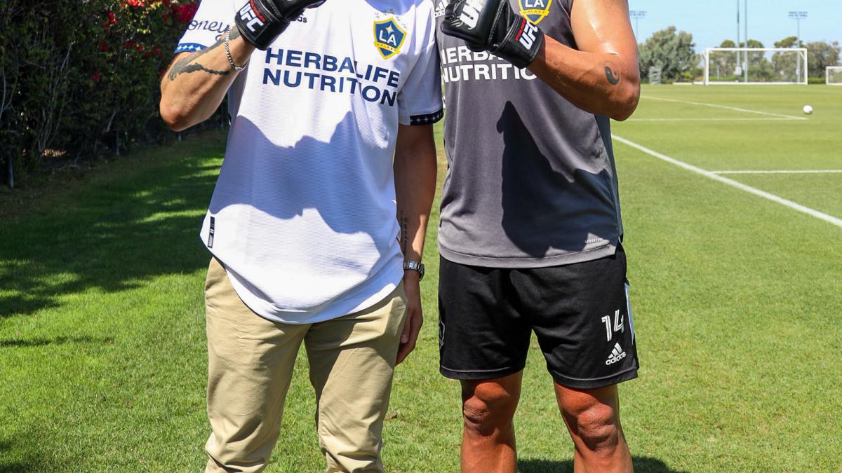 ¡Sorpresa! Brandon Moreno visita al "Chicharito" Hernández en entrenamiento del LA Galaxy (VIDEO)