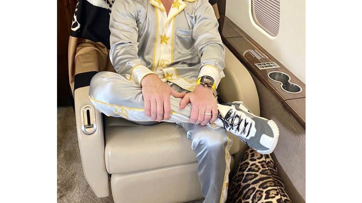 BOX | Así es la lujosa y costosa pijama Dolce & Gabbana con la que el "Canelo" Álvarez viaja en avión