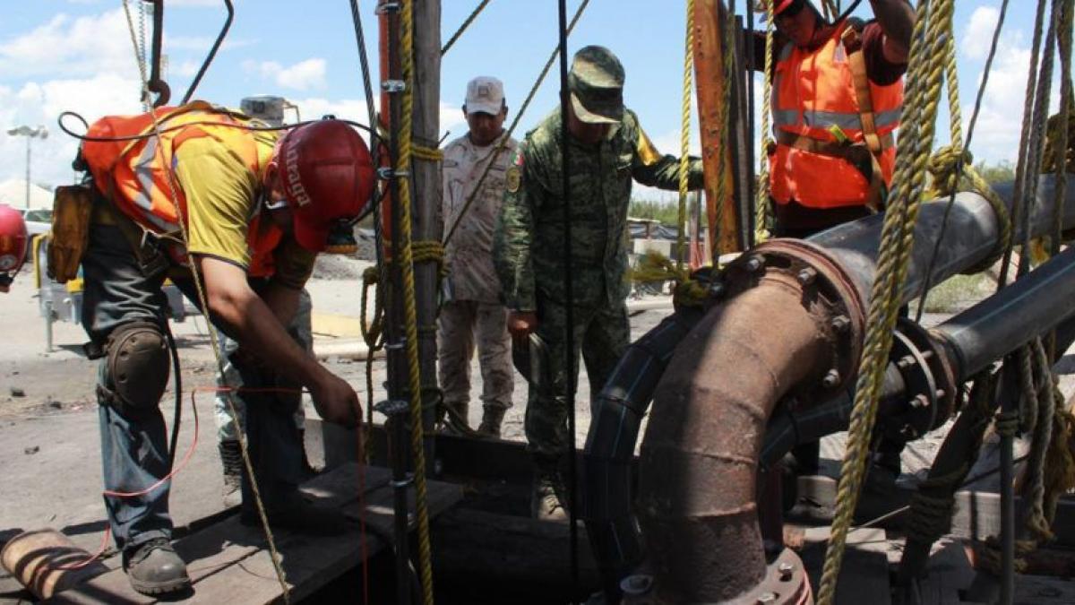 Familiares de mineros atrapados y autoridades acuerdan construir capilla en "El Pinabete"