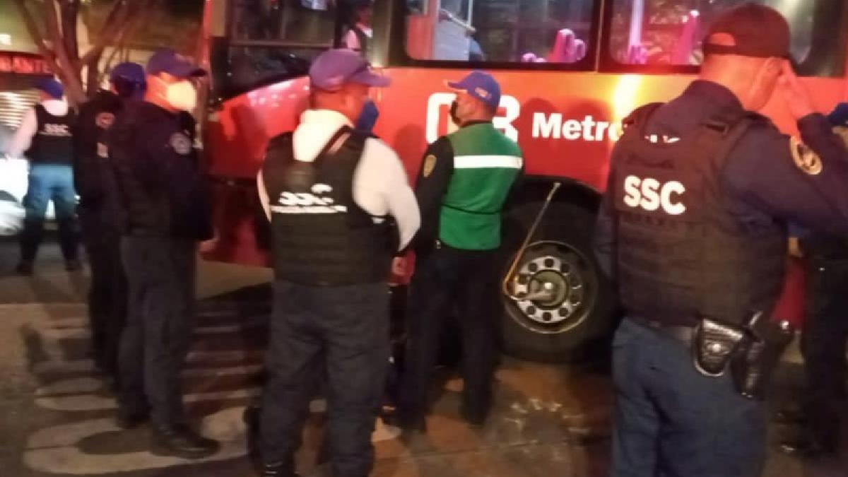 Metrobús atropella a una mujer sobre el Paseo de la Reforma