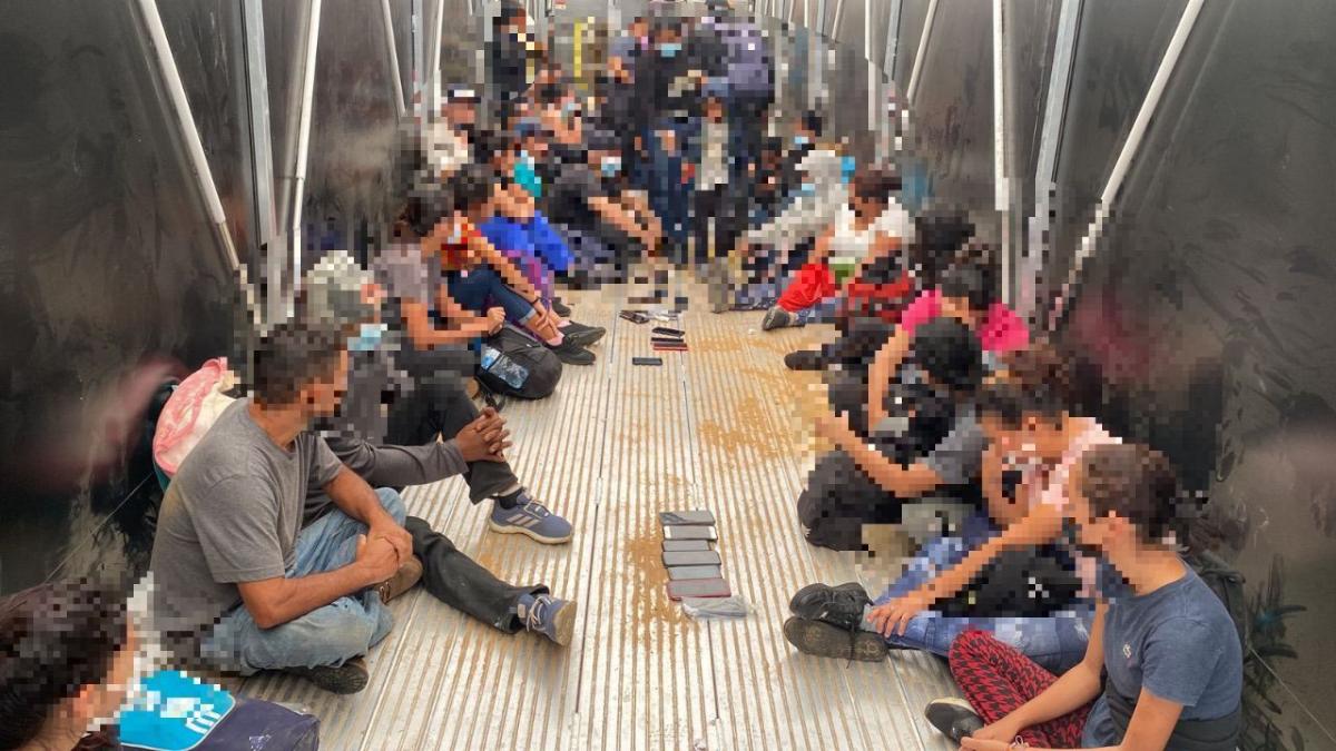 INM rescata a 47 migrantes en SLP; viajaban escondidos en caja de tráiler