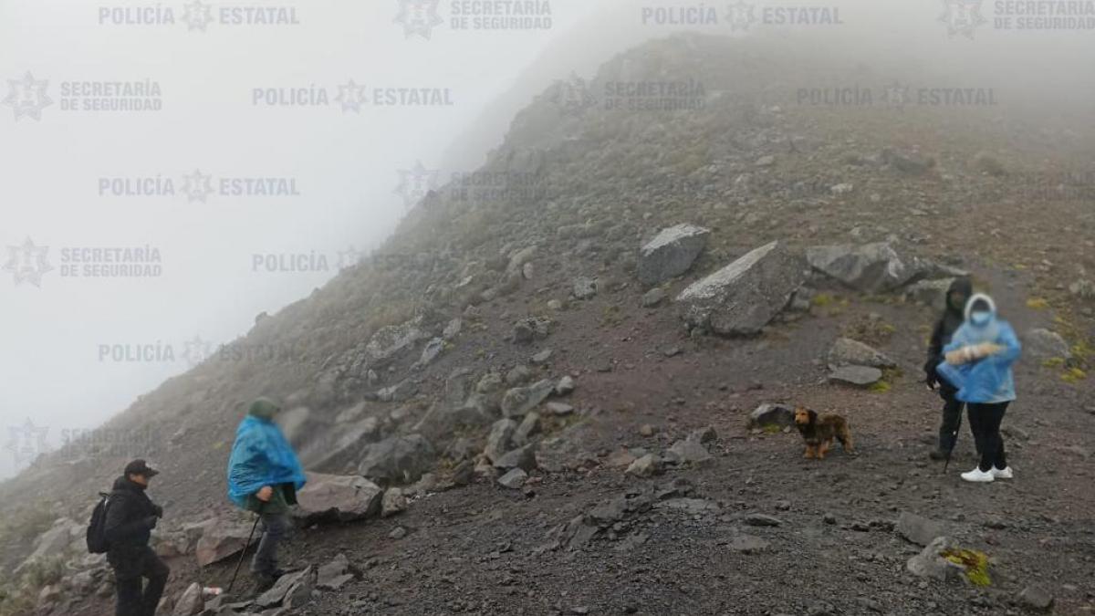 Policías de alta montaña auxilian a dos personas extraviadas en el Nevado de Toluca