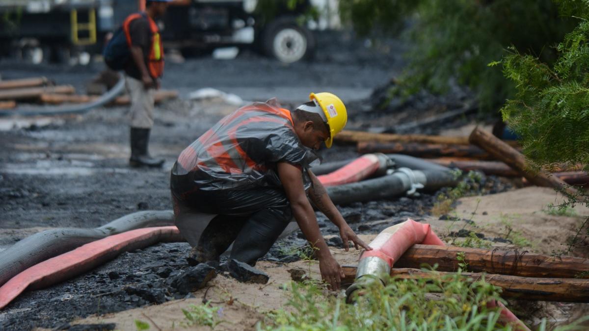 Encuentran el posible punto de filtración de agua a la mina Pinabete, donde están atrapados los mineros