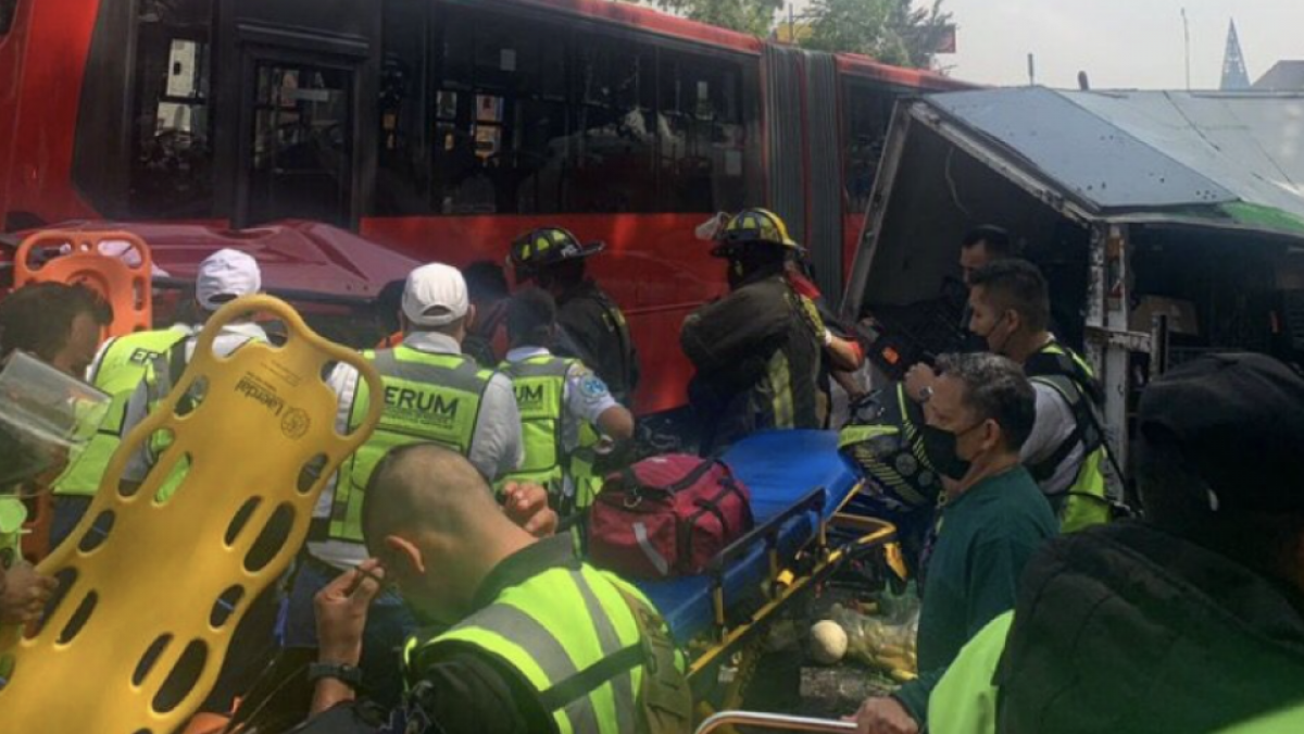 Reportan al menos 4 heridos por choque de Metrobús con varios vehículos en Buenavista