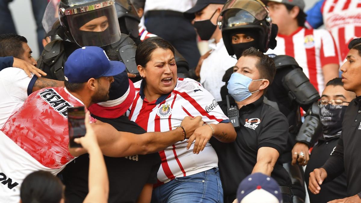 CHIVAS: Aficionados del Guadalajara se enfrentan con policías en el Estadio Victoria