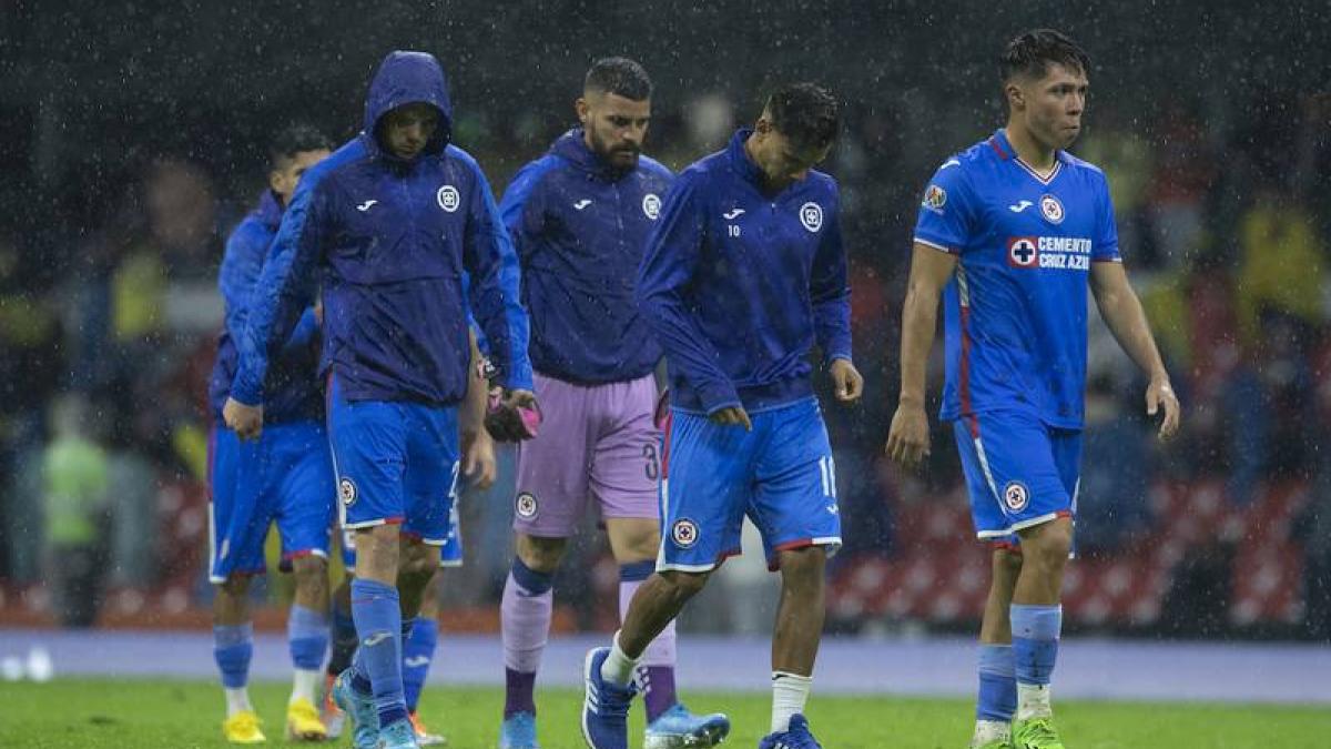 CRUZ AZUL: Aficionados grafitean instalaciones del club luego de goleada ante América