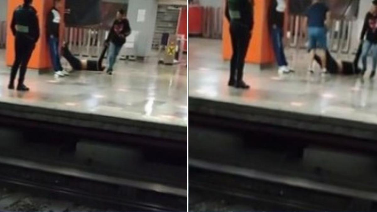 "En las buenas y en las malas"; jóvenes arrastran a amigo pasado de copas en Metro de la CDMX (VIDEO)