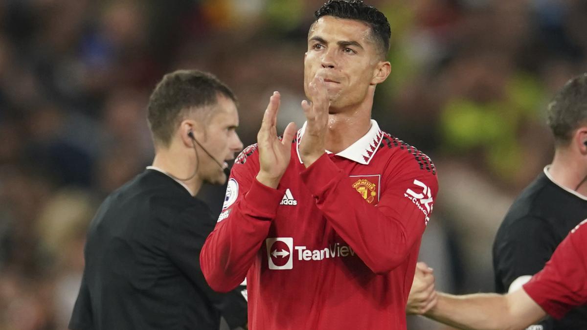 VIDEO: Cristiano Ronaldo ignora a leyenda del futbol inglés y el video se vuelve viral