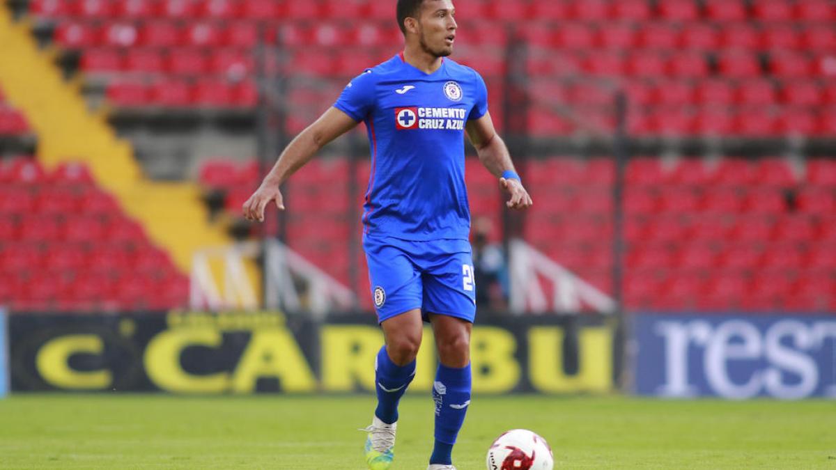 CRUZ AZUL | VIDEO: ¡Tremendo susto! Juan Escobar casi atropelle a un perrito, en medio de los reclamos de los fans