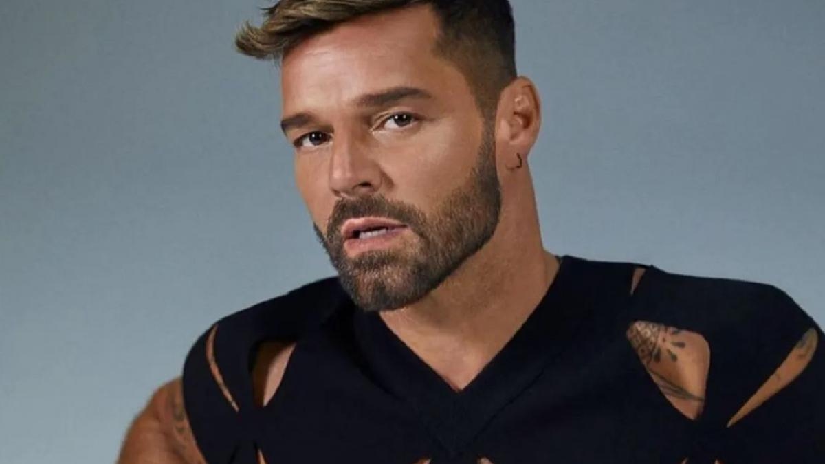 ¿Qué le pasó a Ricky Martin en la cara? Usuarios lo critican: "Pensé que tenía filtro de viejito" (VIDEO)