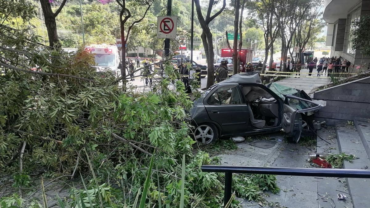 Sube a 2 el número de muertos por choque entre camión y vehículos en Cuajimalpa