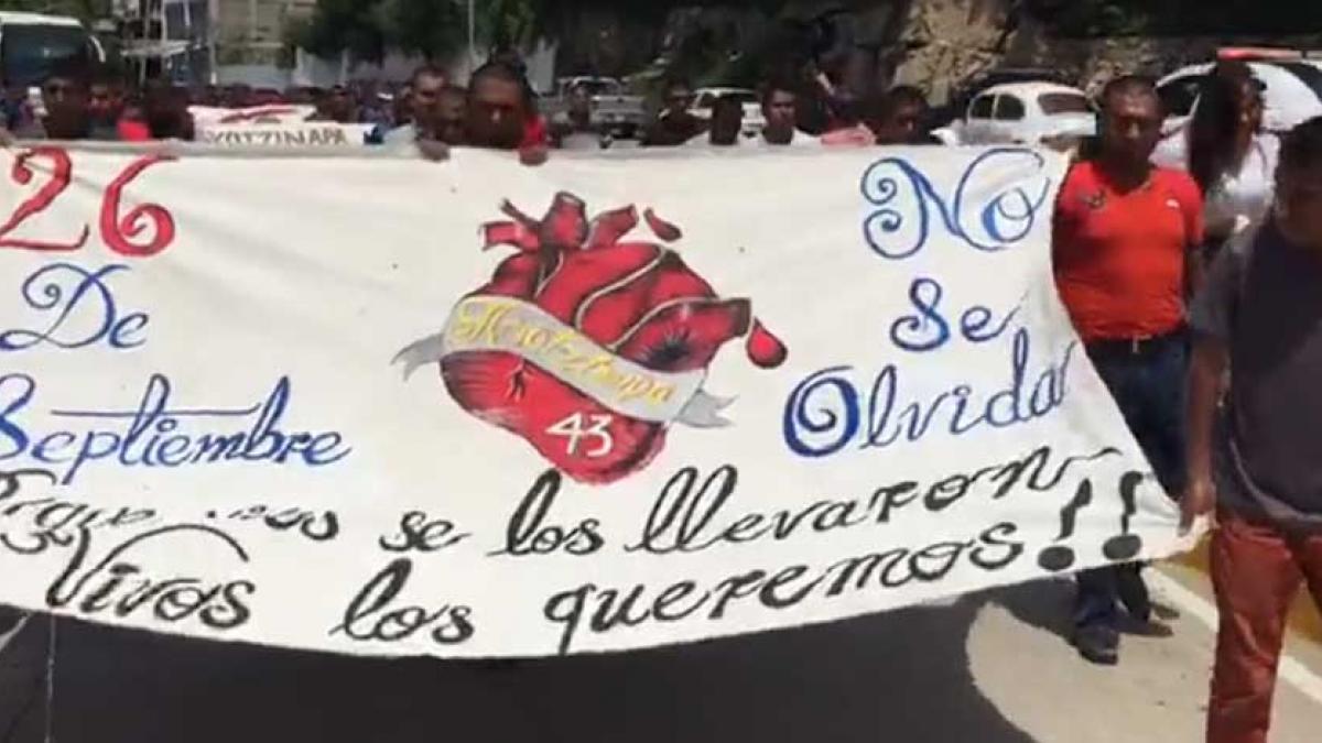 Normalistas de Ayotzinapa marchan en Acapulco; exigen justicia por desaparecidos