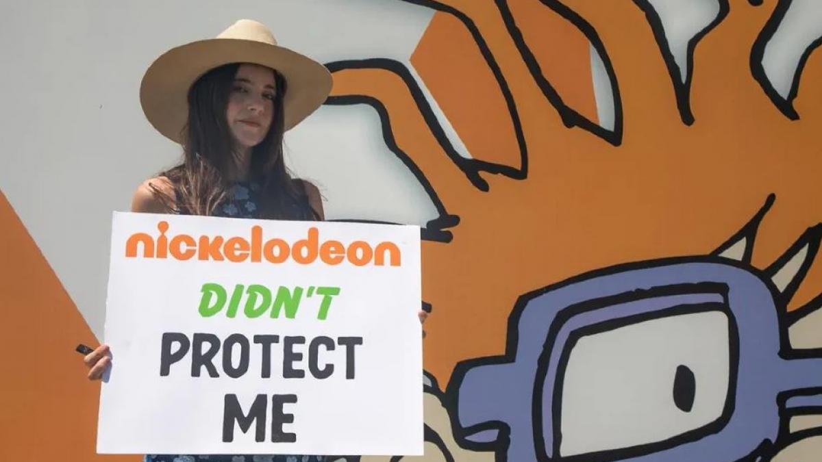 Alexa Nikolas de "Zoey 101" protesta en las oficinas de Nickelodeon: "Depredadores"