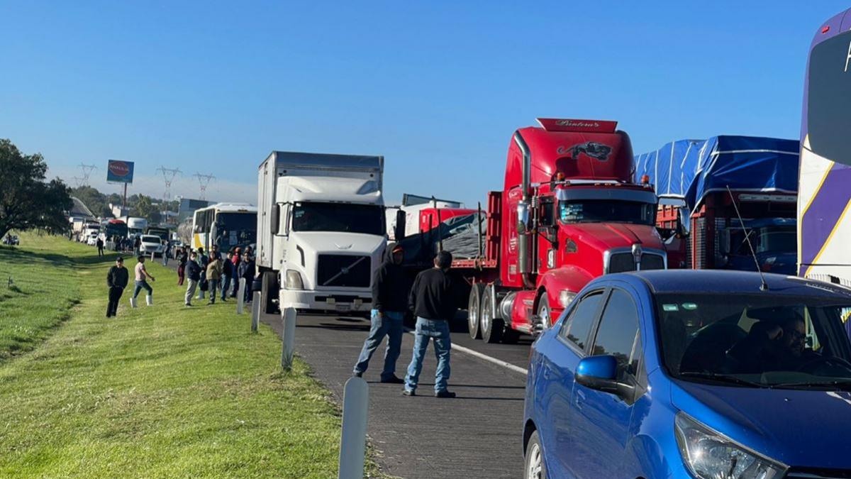 Transportistas bloquean la México-Pachuca; exigen un alto a extorsiones