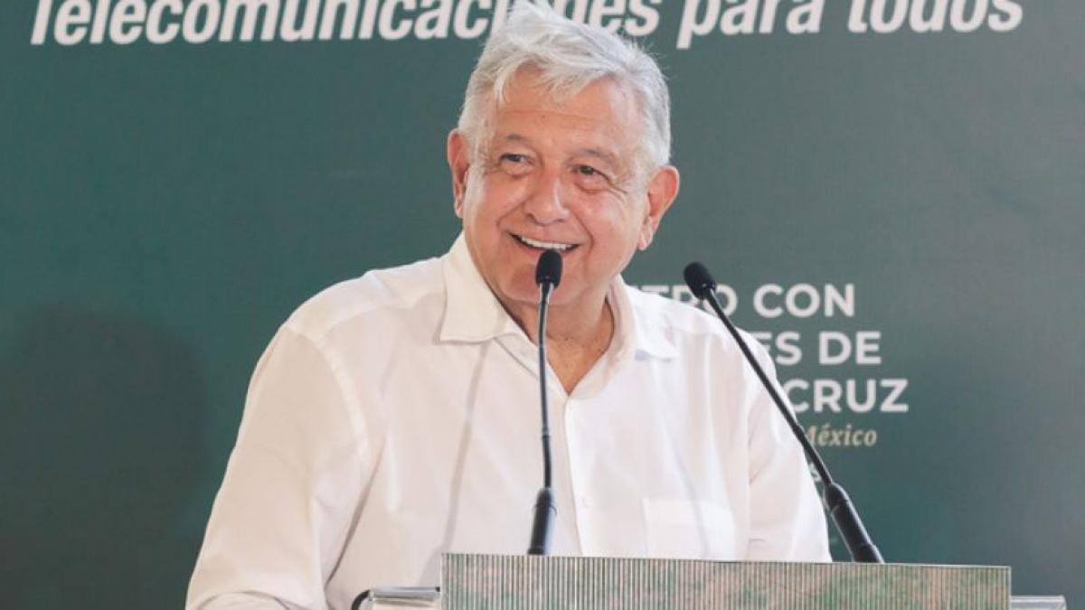 AMLO pide a trabajadores de CFE colocar antenas para trasmitir internet a México