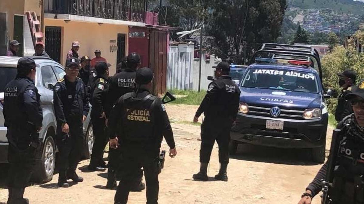 Rescatan a 82 migrantes de Centroamérica hacinados en 2 camionetas, en Chiapas