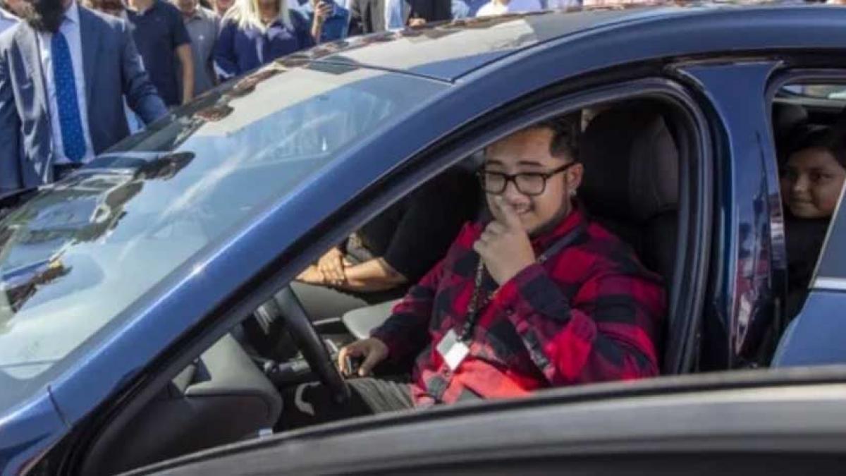 Alumnos regalan auto a profe de mate que tardaba cuatro horas en llegar a la escuela