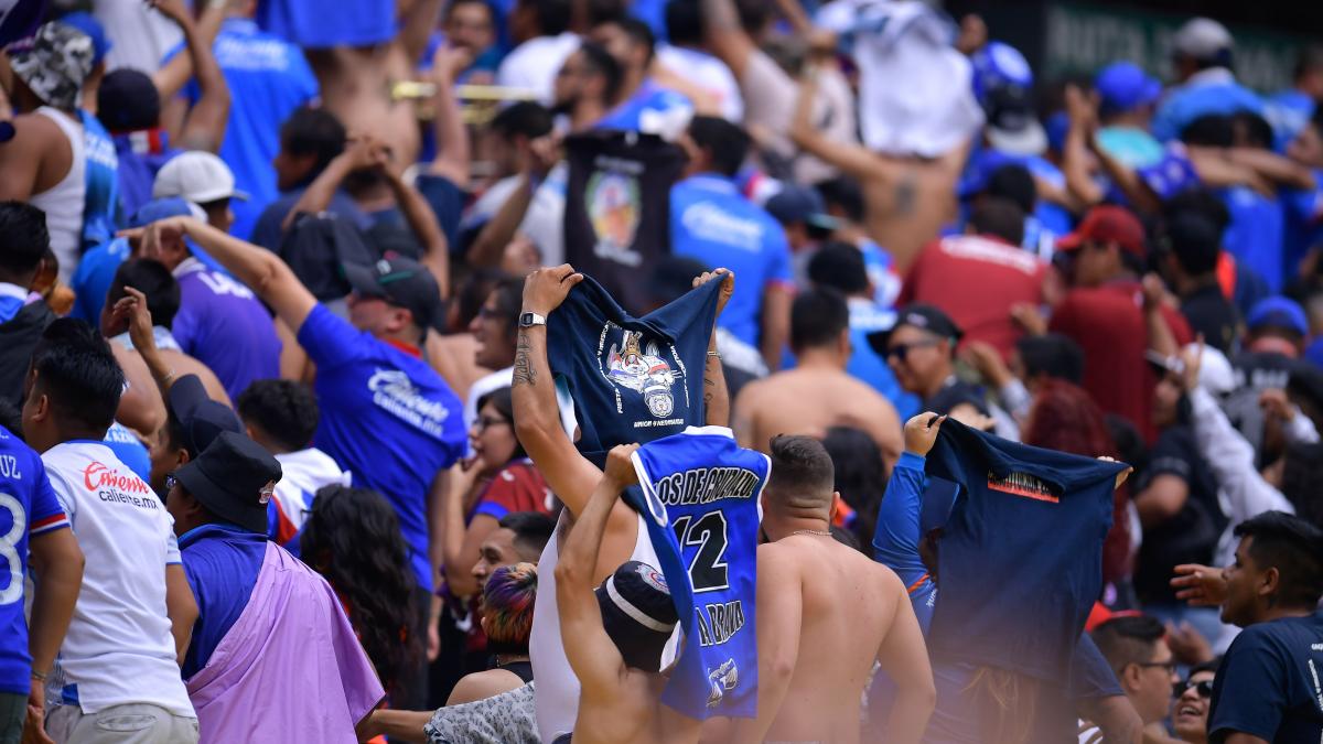 VIDEO: Así protestó la afición de Cruz Azul en el Azteca durante el juego ante Querétaro