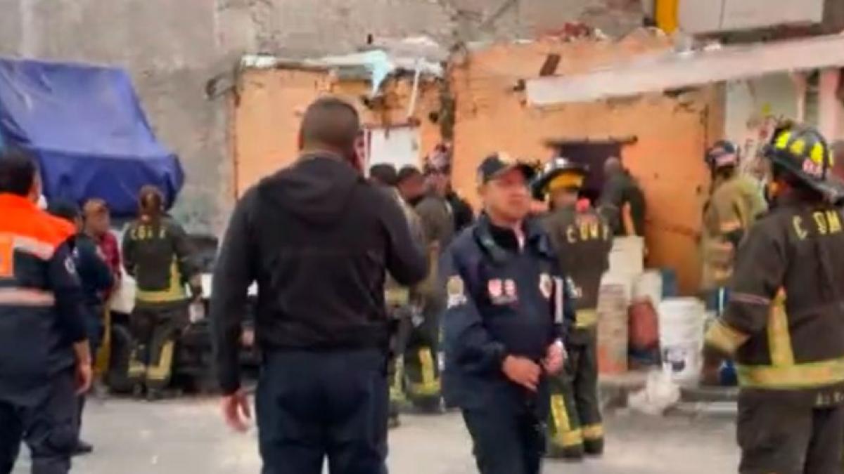 Muere una persona tras derrumbe de inmueble en Azcapotzalco