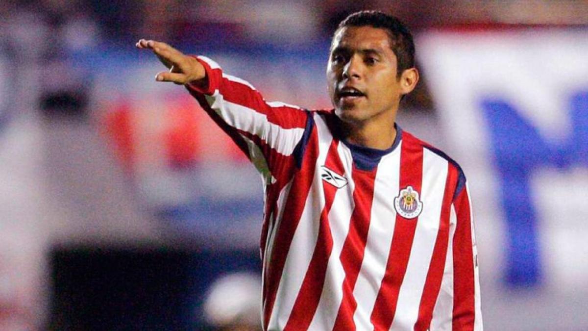 CHIVAS: Policías le prohíben a Ramón Morales dar autógrafos en el Estadio Akron