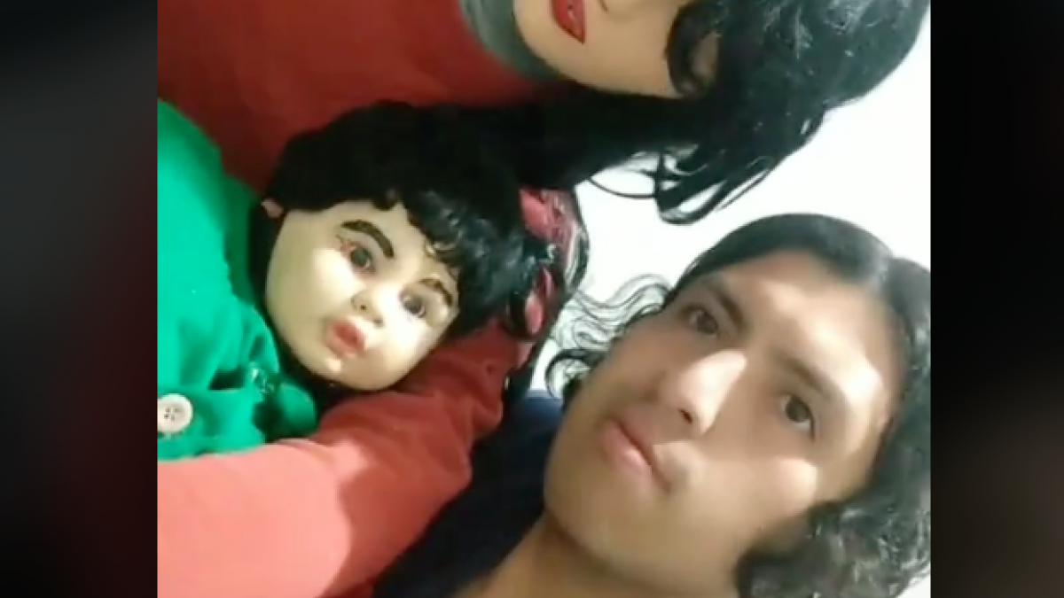 Hombre se vuelve viral por compartir su vida con su familia de trapo (VIDEOS)