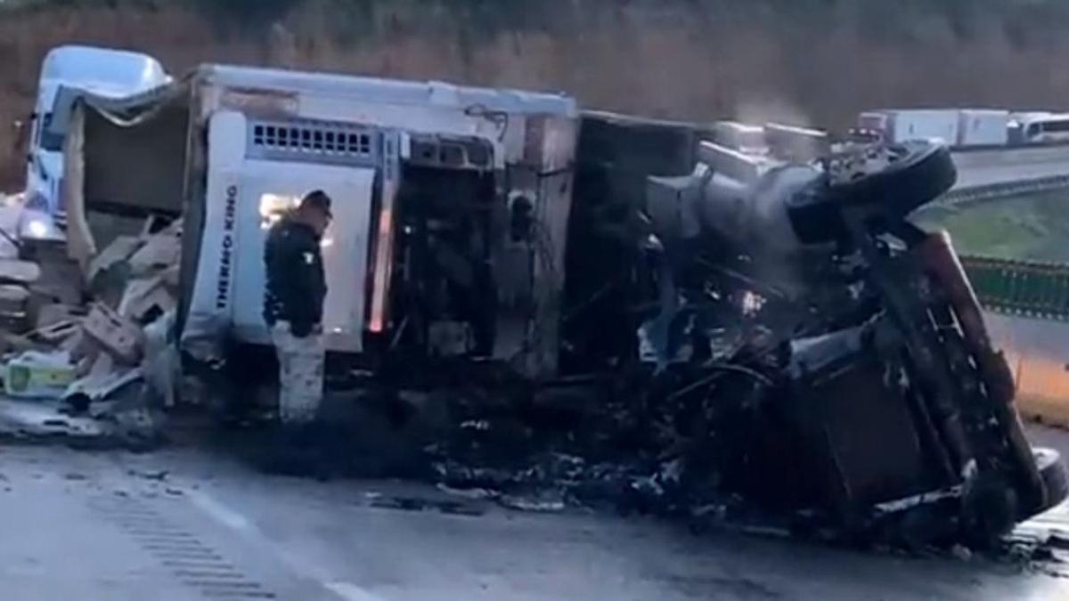 Tráiler cargado de fruta se incendia tras volcarse en la México-Puebla; hubo rapiña