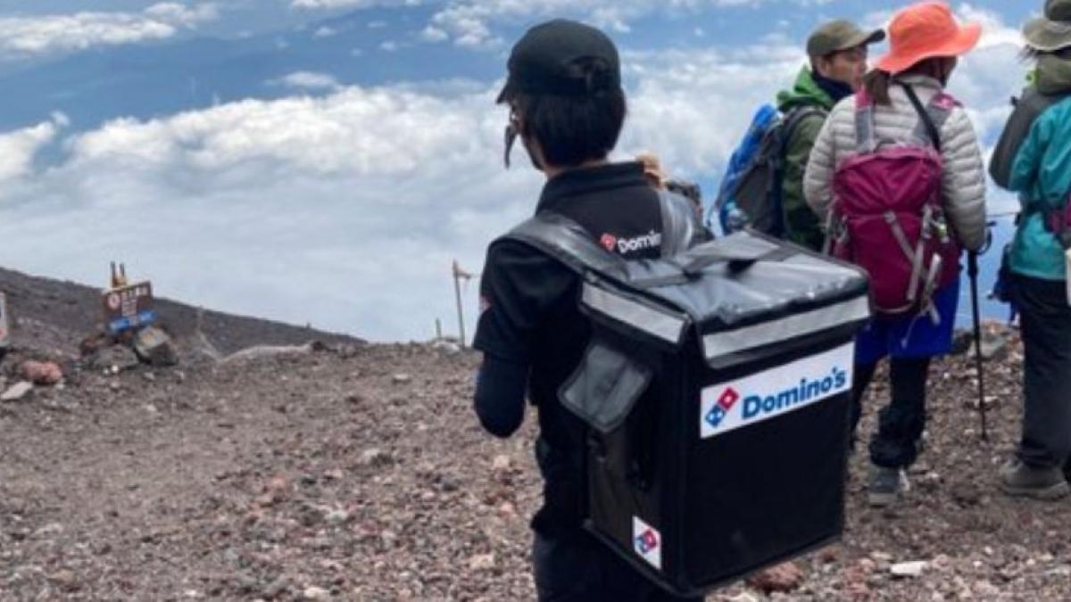 Joven se disfraza de repartidor para "entregar pizzas" en la cima del monte Fuji (FOTOS)