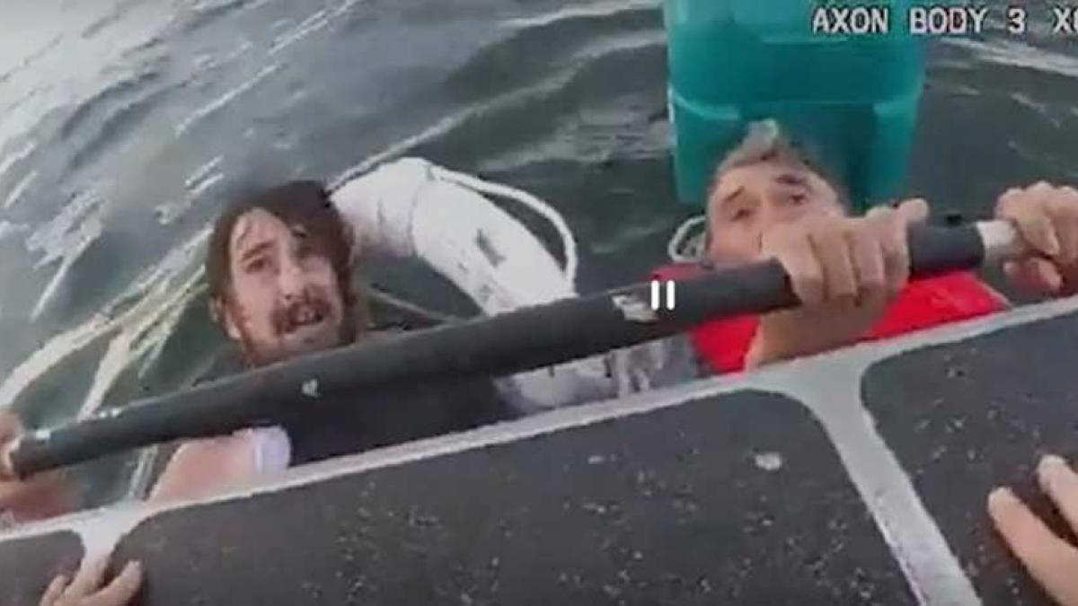 Aferrados a una hielera: Así rescataron a dos hombres en el mar (VIDEO)