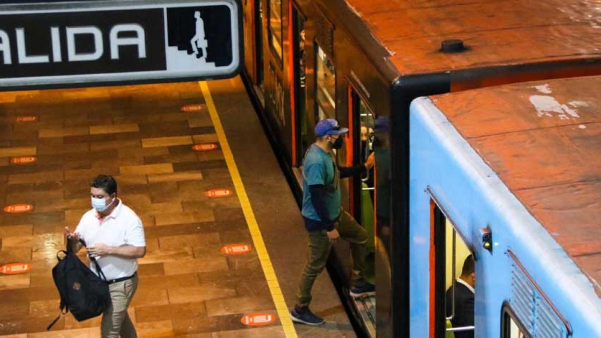 Metro CDMX: hombre baja a vías y casi es atropellado por tren en la Línea A (VIDEO)