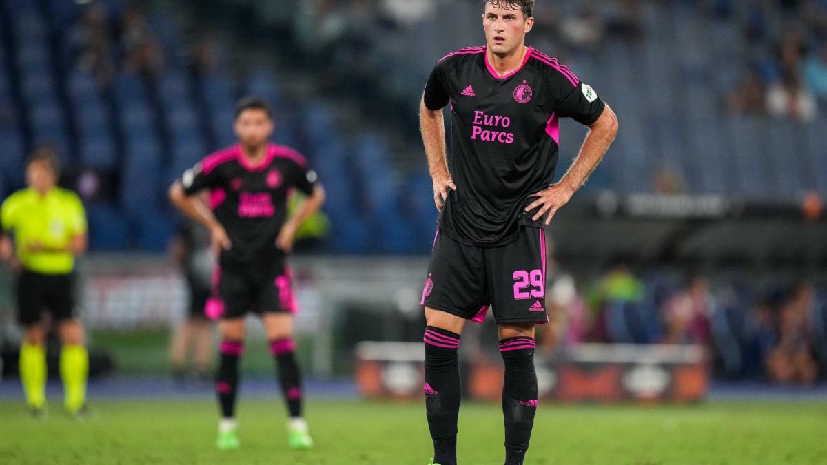 Europa League | VIDEO: Santiago Giménez hace enojar al capitán del Feyenoord por su mala conducta