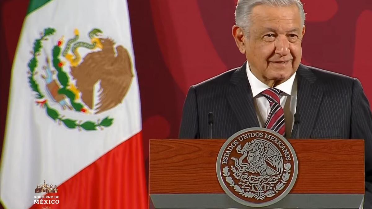 Anuncia AMLO que se está rescatando de las mafias al ISSSTE