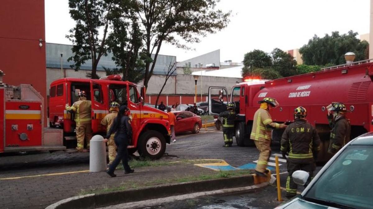 Sofocan incendio en unidad habitacional de Coyoacán; desalojan a 70 personas