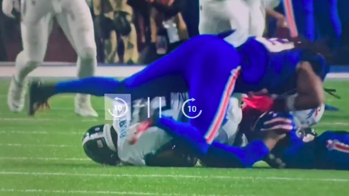 NFL | VIDEO: ¡Escalofriante! Jugador de los Bills sufre terrible lesión en la que se le dobla el cuello; la afición reza en el estadio