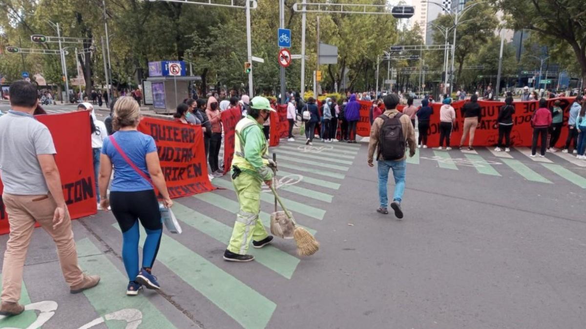 Normalistas de Puebla cierran Paseo de la Reforma e Insurgentes; exigen destitución de directivos