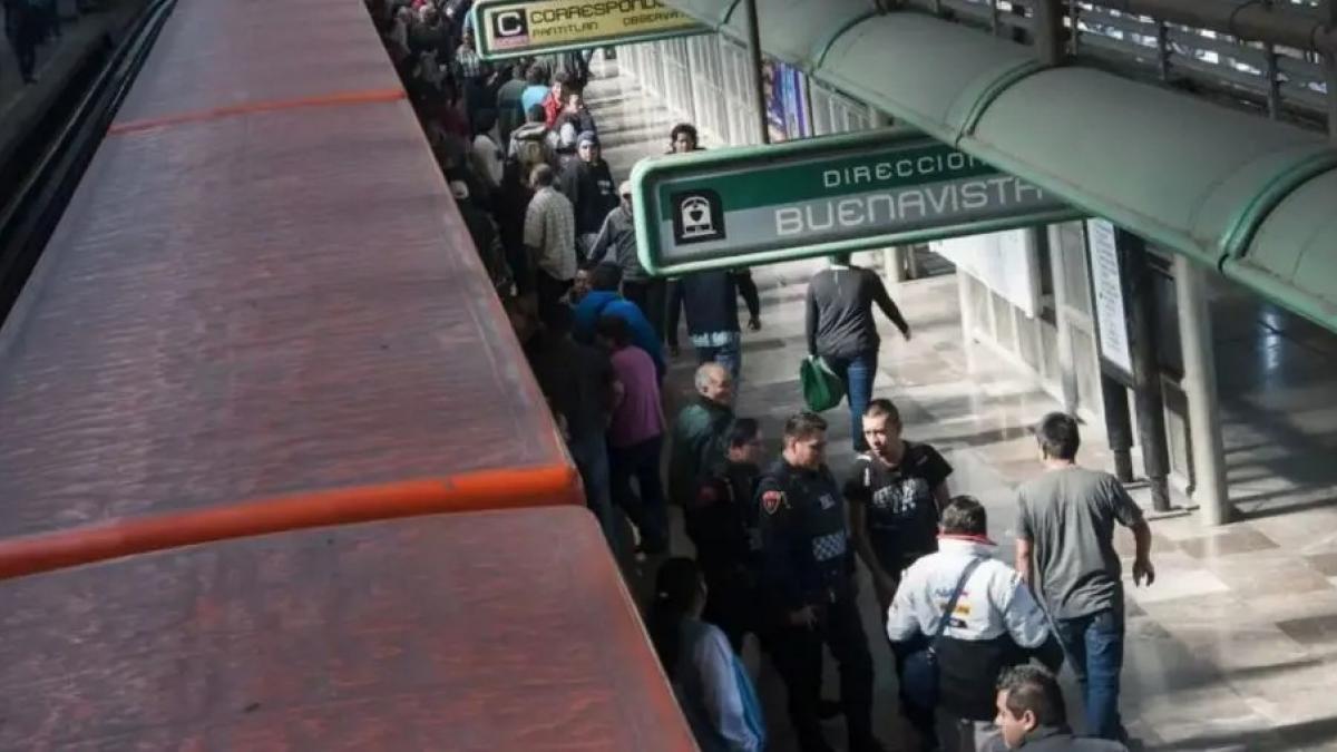 Se ladea tren de la Línea B; desalojan y atienden a pasajeros en estación Morelos