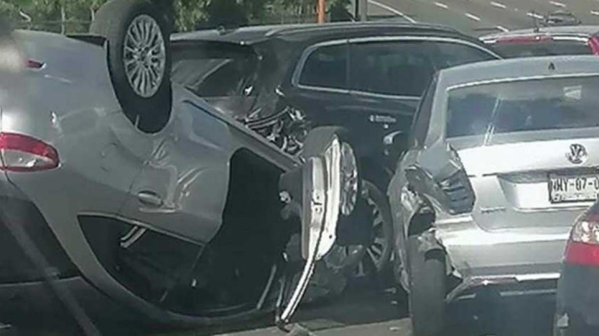 Accidente en la México-Pachuca provoca cierre parcial; un auto quedó volteado